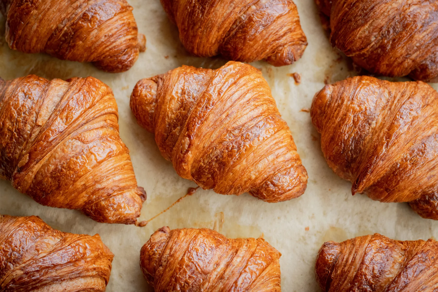 Croissants hojaldrados en una fotografía de pastelería de referencia