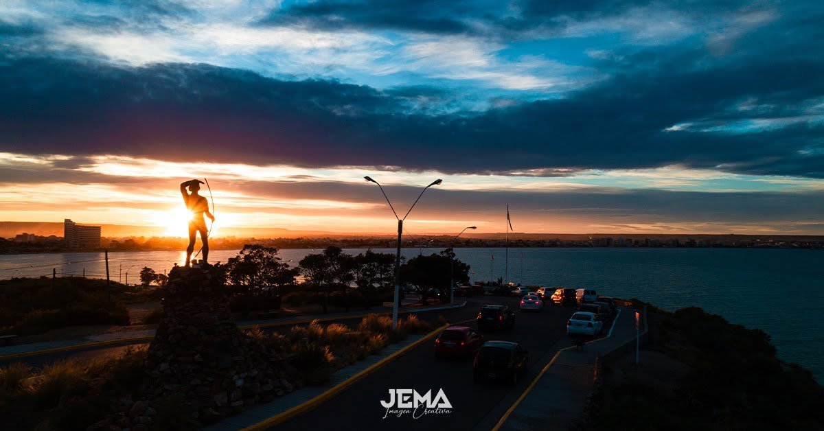 Atardecer en Puerto Madryn, con el Monumento al Indio Tehuelche y el mar; fotografía de Jema