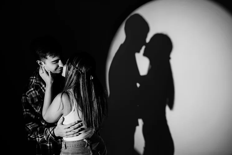 Una pareja en una sesión de estudio de Jema, con sus sombras proyectadas