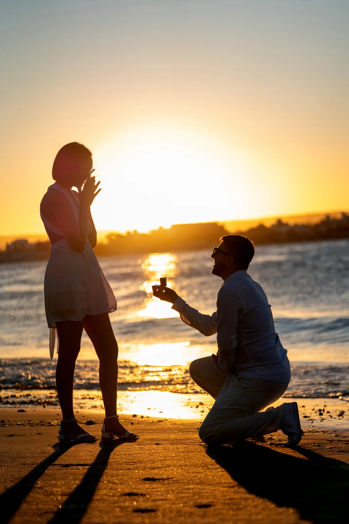 Una propuesta de matrimonio al atardecer en la playa, fotografiada por Jema