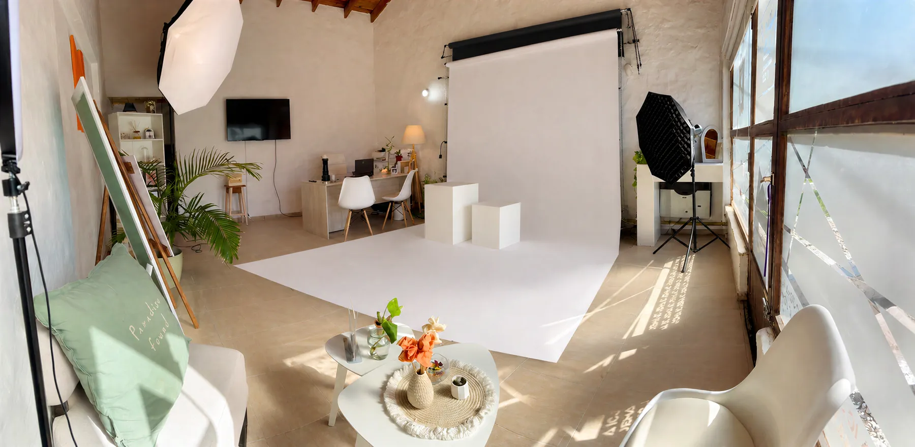 Estudio de Jema en Puerto Madryn con el fondo blanco de 2,2 metros desplegado, cubos, luces de estudio y zona de estar