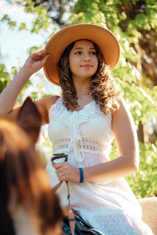 Retrato de una quinceañera en exteriores, con sombrero, realizado por Jema